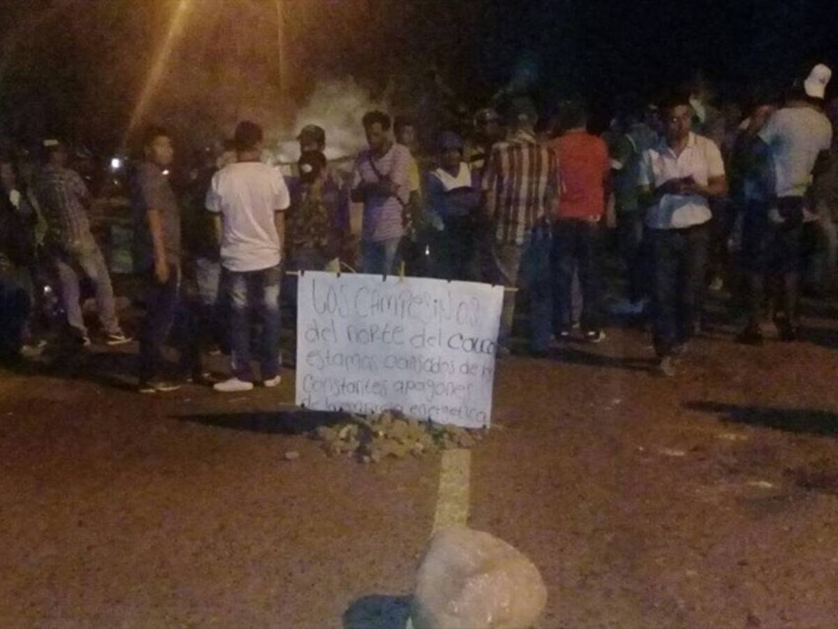 Comunidades bloquean vía y protestan en el norte del Cauca