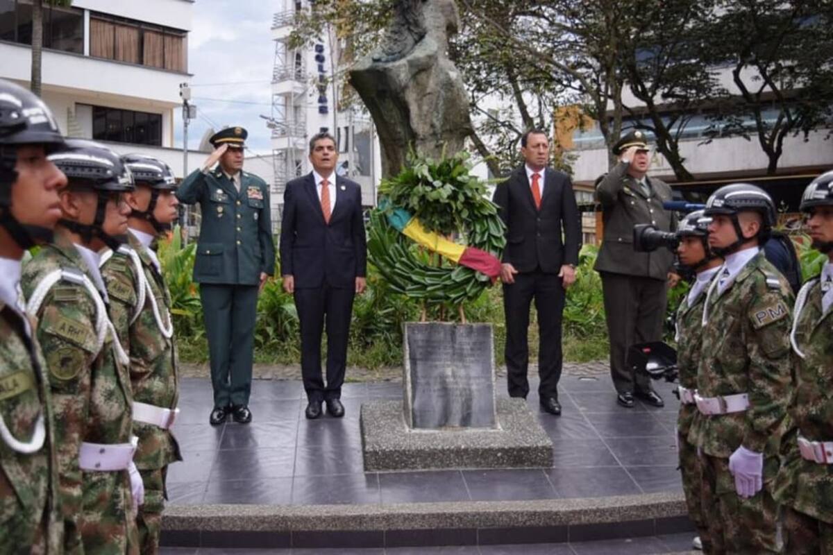 Gobernador del Quindío, alcalde de Armenia, policía y ejército en ofrenda floral