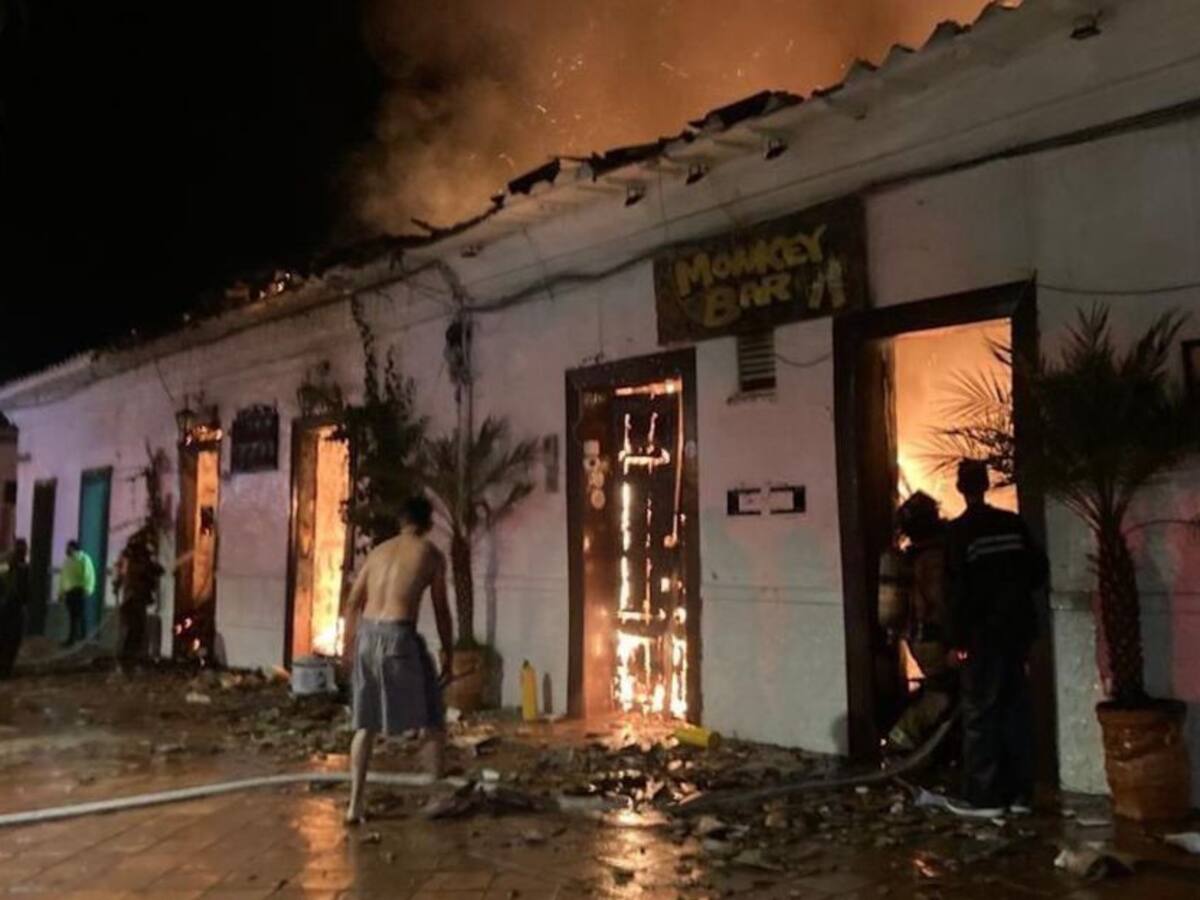 Incendio consumió los techos de dos locales en Santa Fe Antioquia