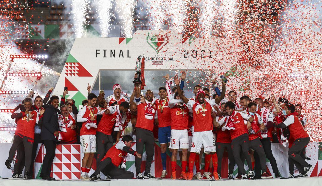Los jugadores del Sporting Braga festejan el título de la Copa de Portugal.