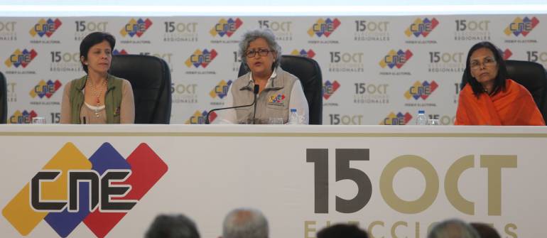 Las rectoras del Consejo Nacional Electoral (CNE), Sandra Oblitas y Socorro Hernández con la presidenta Tibisay Lucena.
