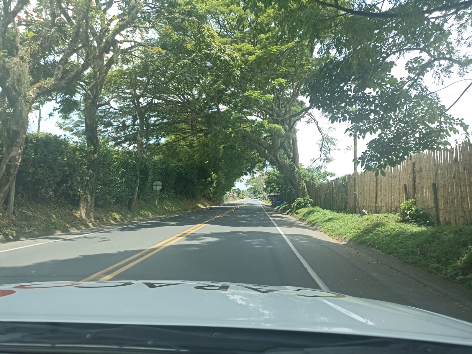 Solitaria vía entre La Tebaida y el Alambrado al sur del Quindío