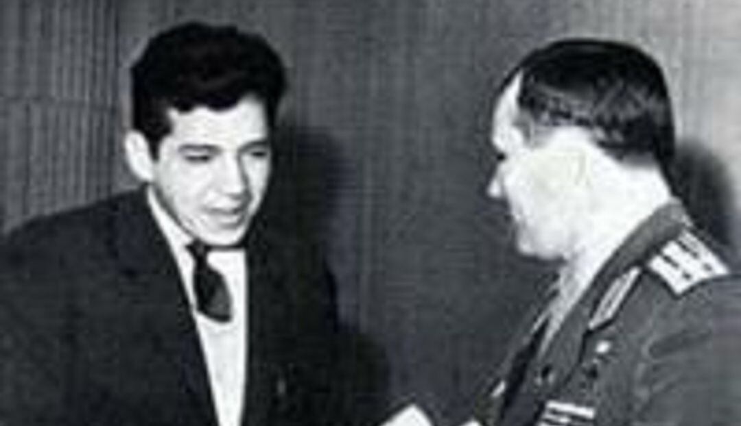 Pedro Clavijo (izq) con el cosmonauta Yuri Gagarin, un 12 de abril cuando se festeja el Día de la Cosmonáutica rusa