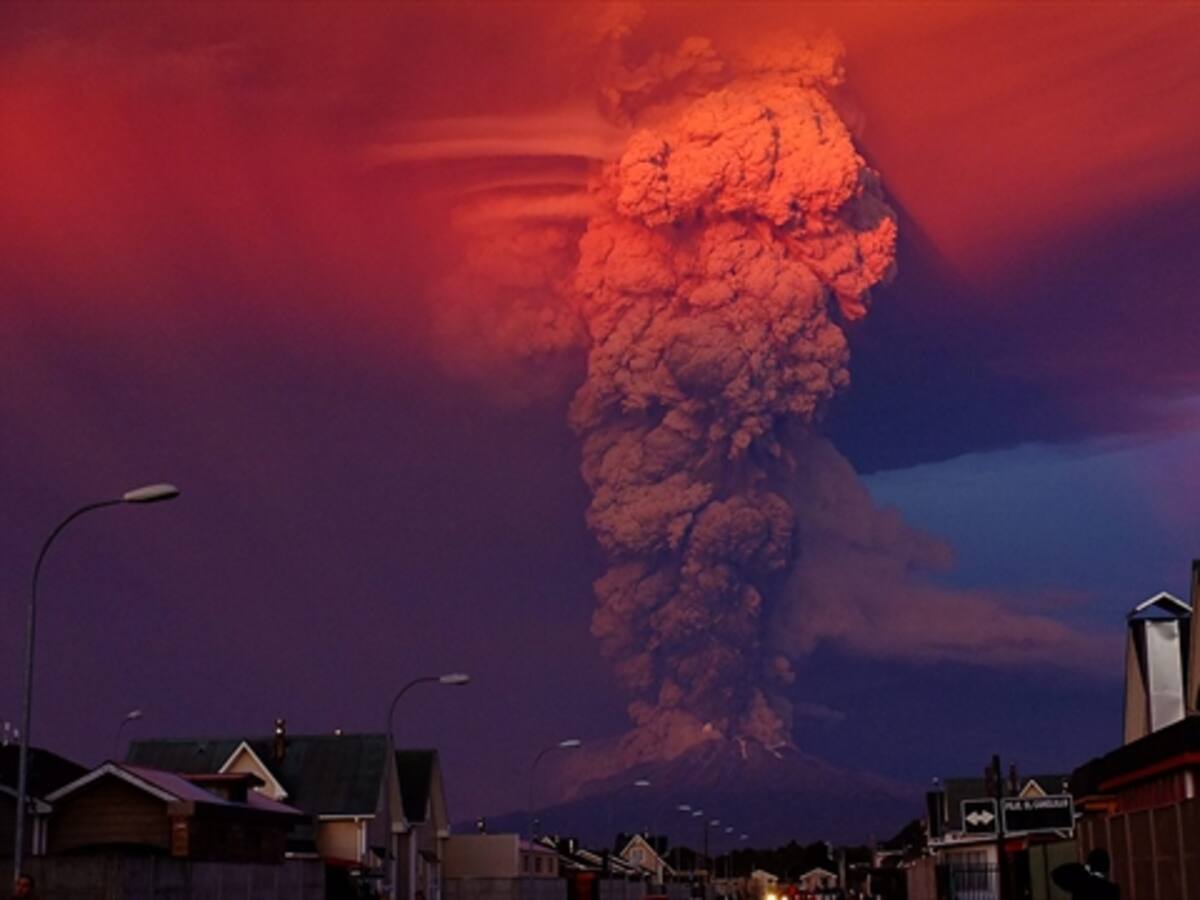 Nueva erupción del volcán chileno Calbuco y se mantiene la alerta roja