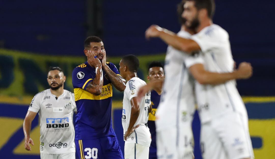 Edwin Cardona se lamenta al final del partido entre Boca Juniors y Santos.