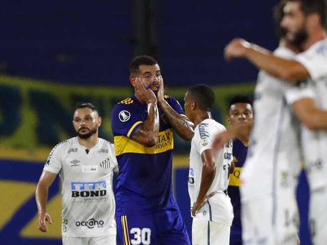 Edwin Cardona se lamenta al final del partido entre Boca Juniors y Santos.