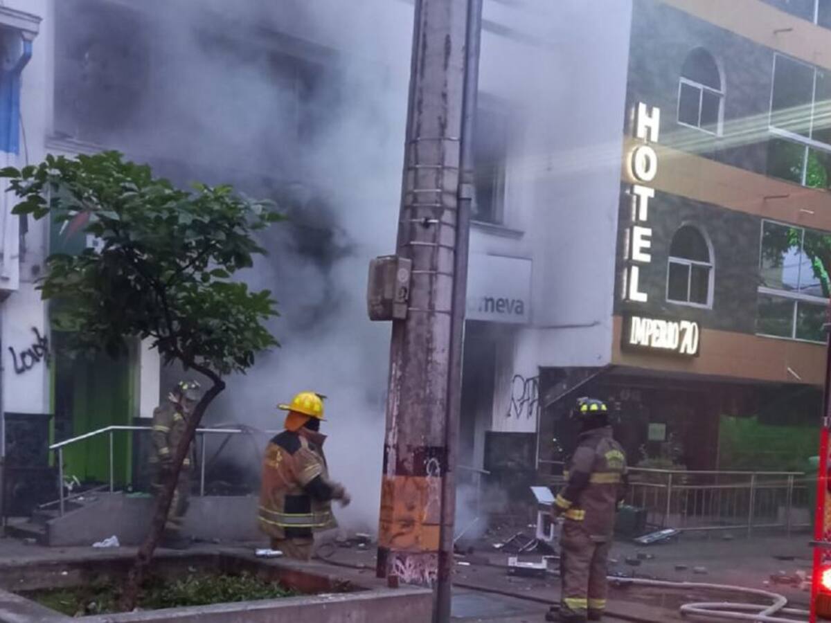 Queman sedes bancarias y atacan locales comerciales en Medellín