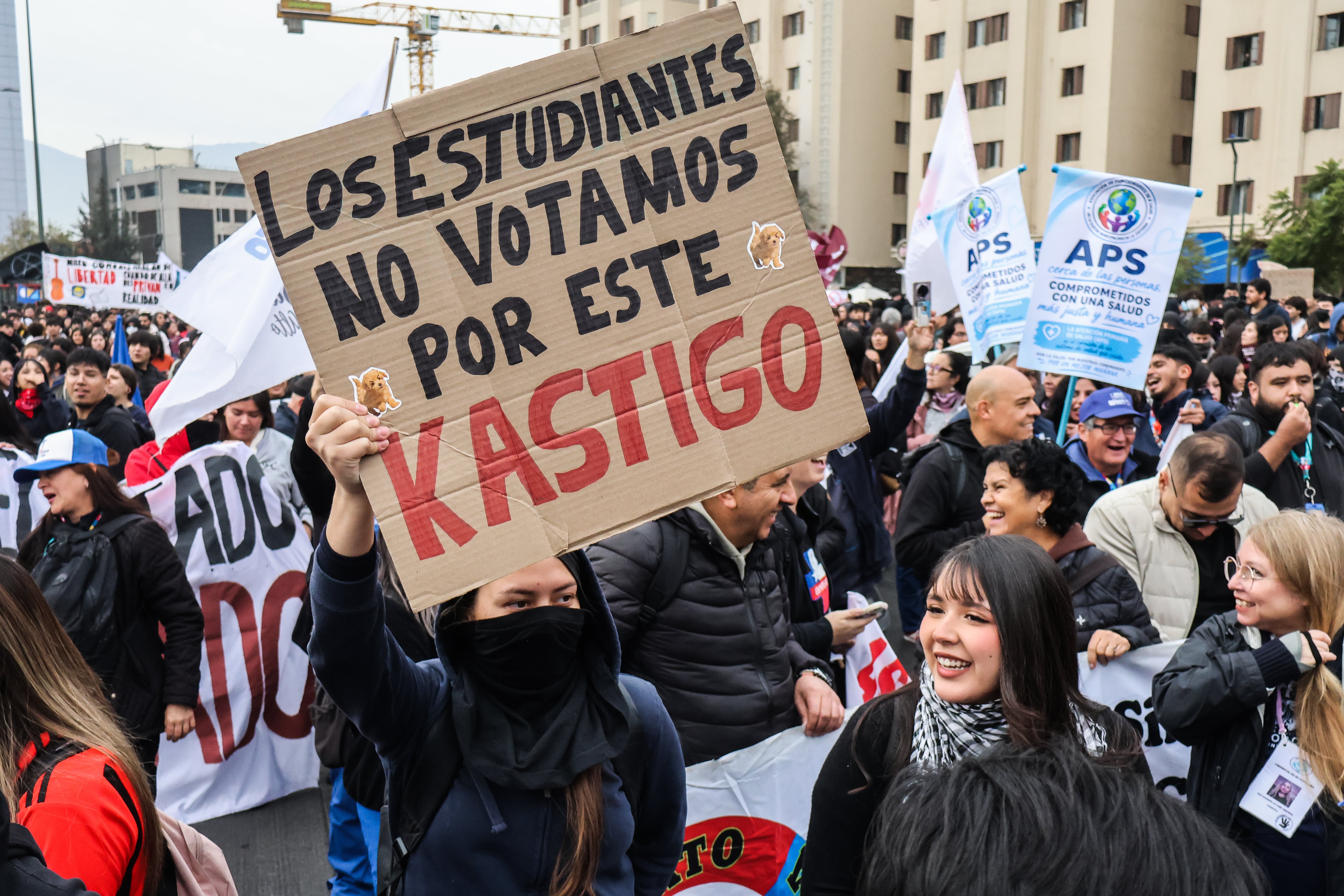 La primera gran marcha convocada contra el presidente José Antonio Kast desde que asumió la presidencia critica la decisión de recortar 6.000 millones de dólares en 18 meses.
(Foto:     Cristobal Basaure/Anadolu via Getty Images)