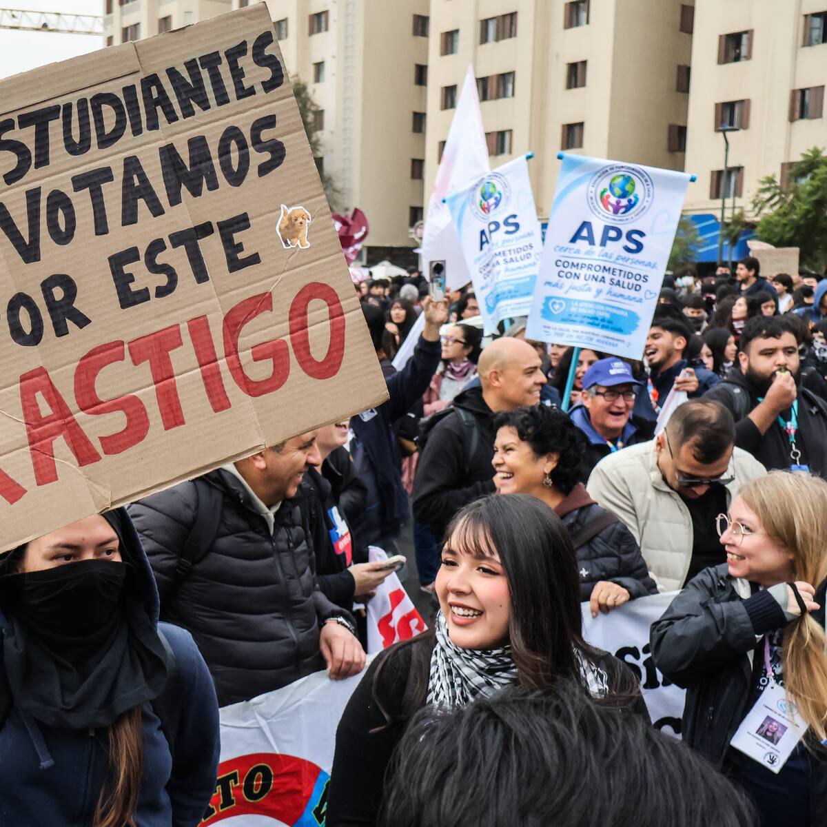 Estudiantes protestan en Chile rechazando recortes del gobierno Kast