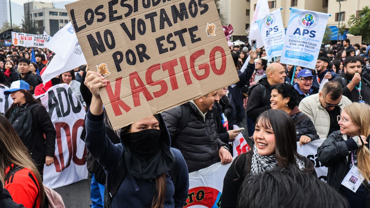Estudiantes protestan en Chile rechazando recortes del gobierno Kast
