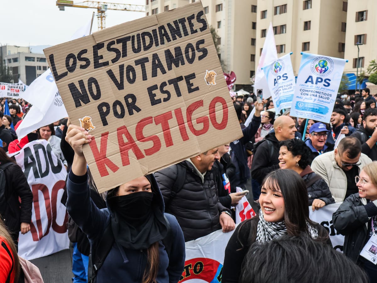 Estudiantes protestan en Chile rechazando recortes del gobierno Kast