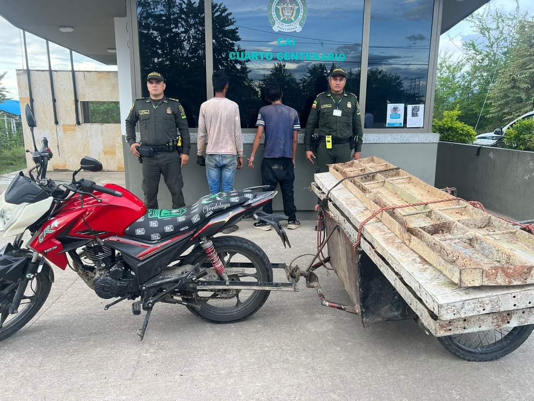 Las dos personas, transportaban estos elementos en una carreta adaptada a una motocicleta y pretendían comercializarlos en un establecimiento donde se almacena, clasifica y vende chatarra de la ciudad.