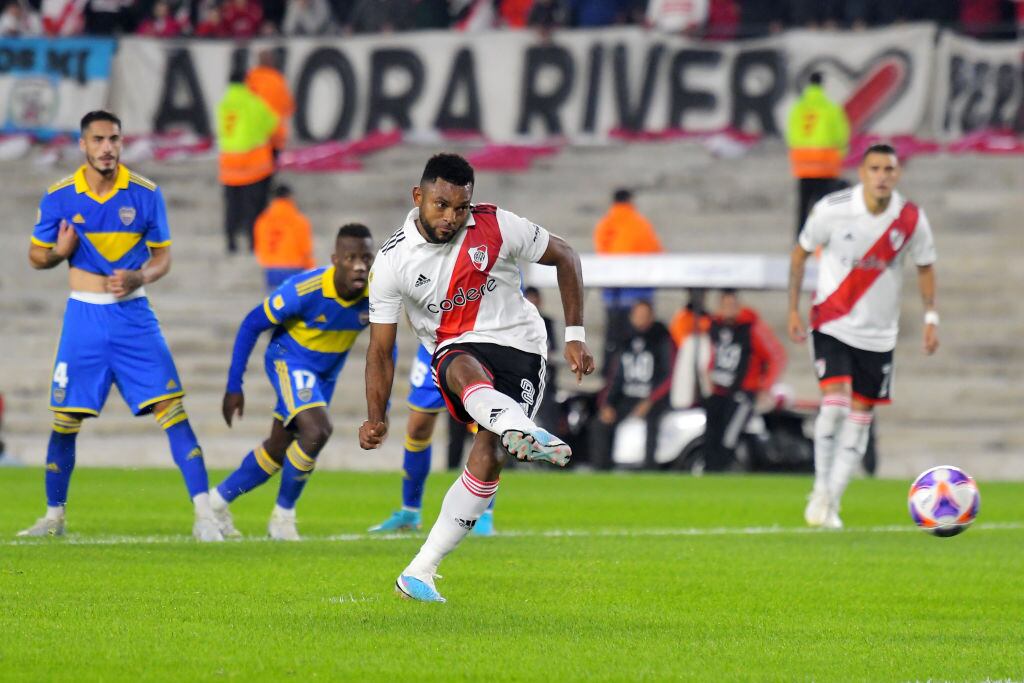 Miguel Borja cobrando el penal que le dio el triunfo a River Plate sobre Boca Juniors (Photo by Marcelo Endelli/Getty Images)