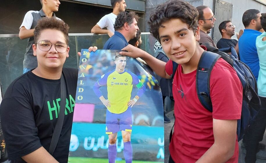 Fanáticos de Cristiano Ronaldo en Irán esperan por el partido de la Champions de Asia (Photo by Haydar Sahin/Anadolu Agency via Getty Images)