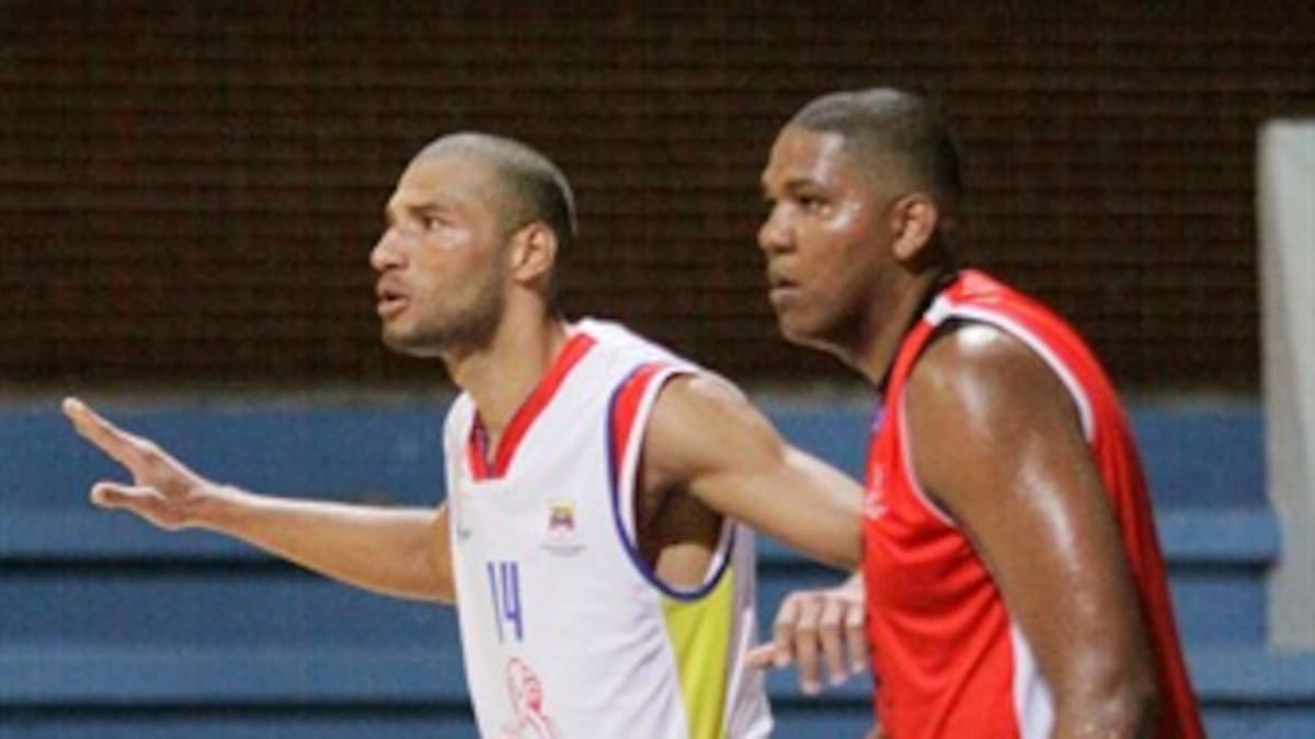 Búkaros se llevaron el clásico y dominan la Copa Invitacional de Baloncesto