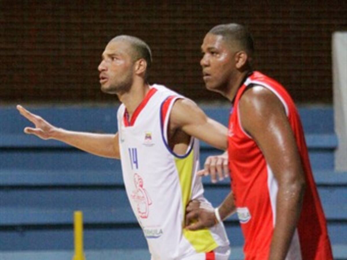 Búkaros se llevaron el clásico y dominan la Copa Invitacional de Baloncesto