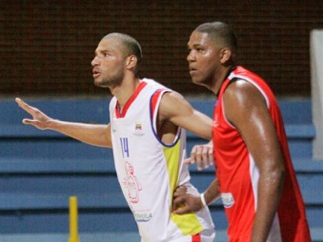 Búkaros se llevaron el clásico y dominan la Copa Invitacional de Baloncesto