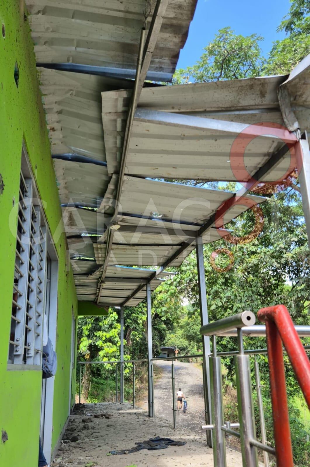 Daños por explosivo en Institución Educativa Rural de Orú Bajo, El Tarra / Foto: Cortesía
