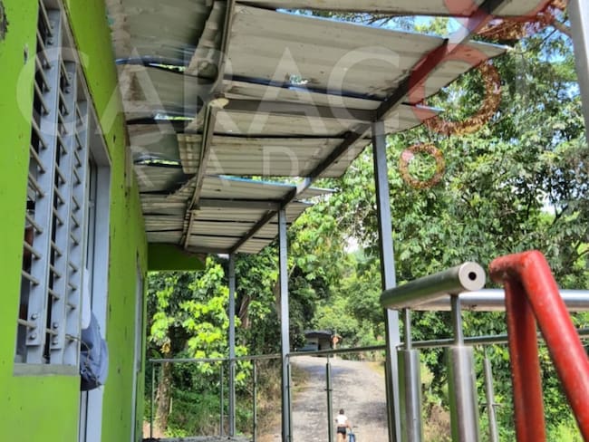 Daños por explosivo en Institución Educativa Rural de Orú Bajo, El Tarra / Foto: Cortesía