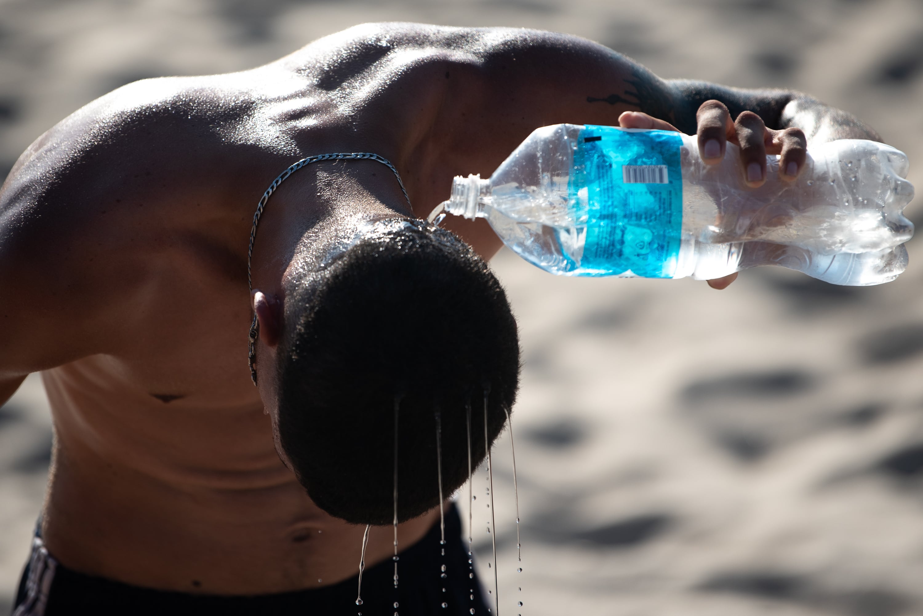 AME5112. MONTEVIDEO (URUGUAY), 03/02/2024.- Una persona se refresca en la Playa Ramirez hoy en Montevideo (Uruguay). La ola de calor que atraviesa Uruguay desde el pasado 2 de febrero y que se extenderá por siete días marcó el comienzo de un fin de semana en el que mucha gente se volcó a las diferentes playas del país sudamericano. EFE/ Gianni Schiaffarino