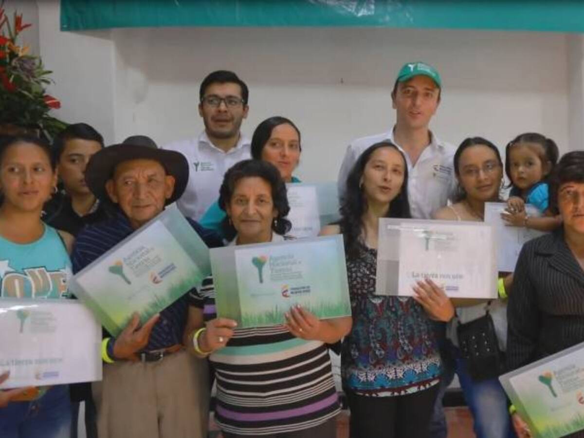 La formalización de la tierra se hace con los campesinos y en el territorio