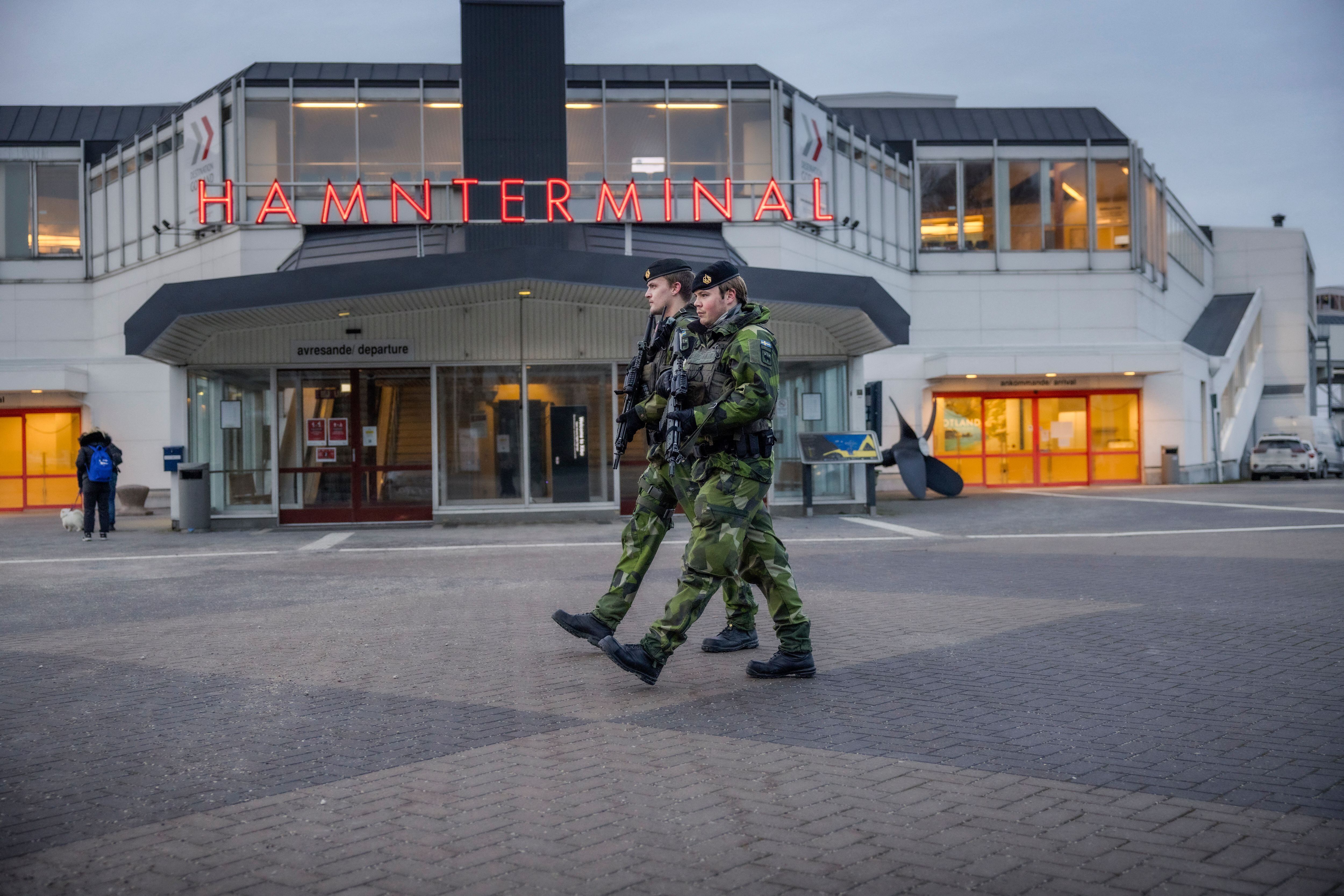 Soldiers from Gotland's regiment patrol in Visby harbor on January 13, 2022. - Russia's mobilization at Ukraine's border and the rougher tone between Russia and NATO have led the Swedish defense to increase its visible activities, including on Gotland in eastern Sweden. - Sweden OUT (Photo by Karl MELANDER / TT NEWS AGENCY / AFP) / Sweden OUT (Photo by KARL MELANDER/TT NEWS AGENCY/AFP via Getty Images)