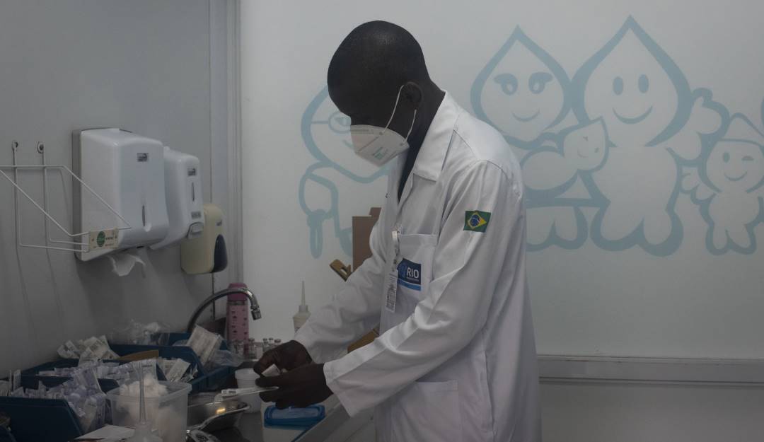 Guardado de pruebas por COVID-19 en Brasil.                    Foto: Getty 