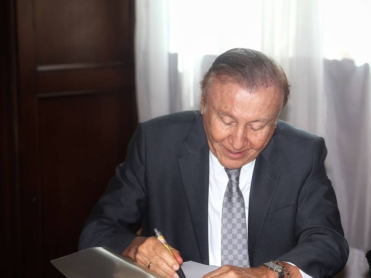 A pesar de la enfermedad y de inhabilidad, Rodolfo Hernández seguirá en campaña