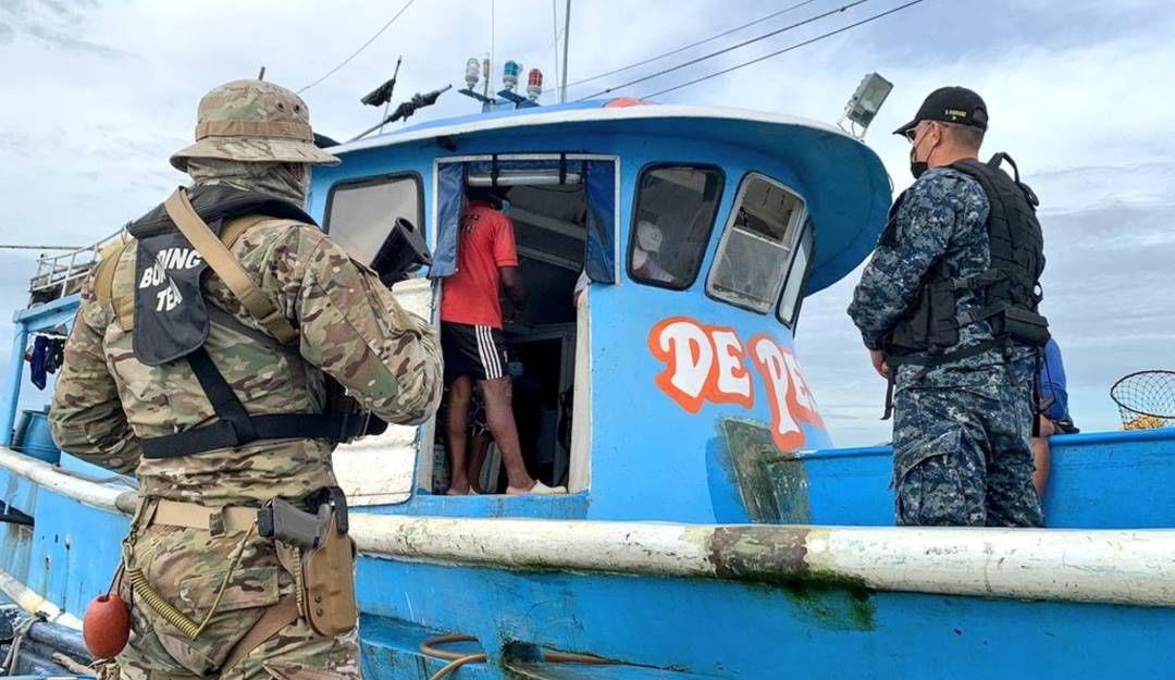 Barco de bandera colombiana detenido en Panamá por pescar ilegalmente.      Foto: Servicio Nacional Aeronaval de Panamá.