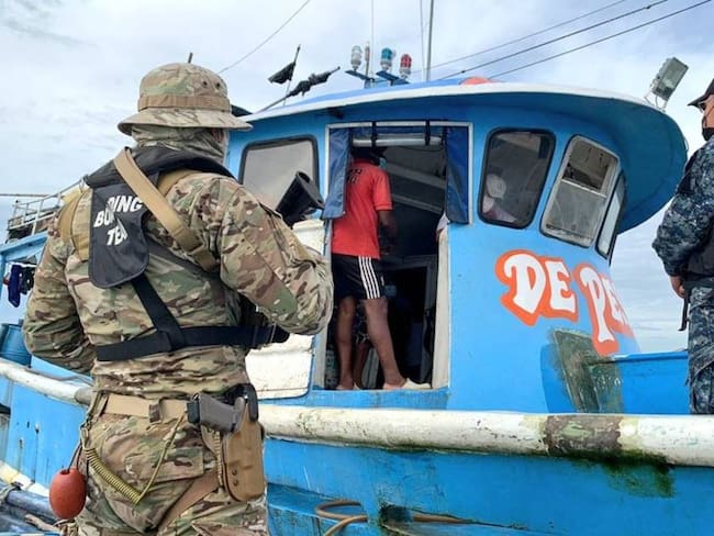 Barco de bandera colombiana detenido en Panamá por pescar ilegalmente.      Foto: Servicio Nacional Aeronaval de Panamá.