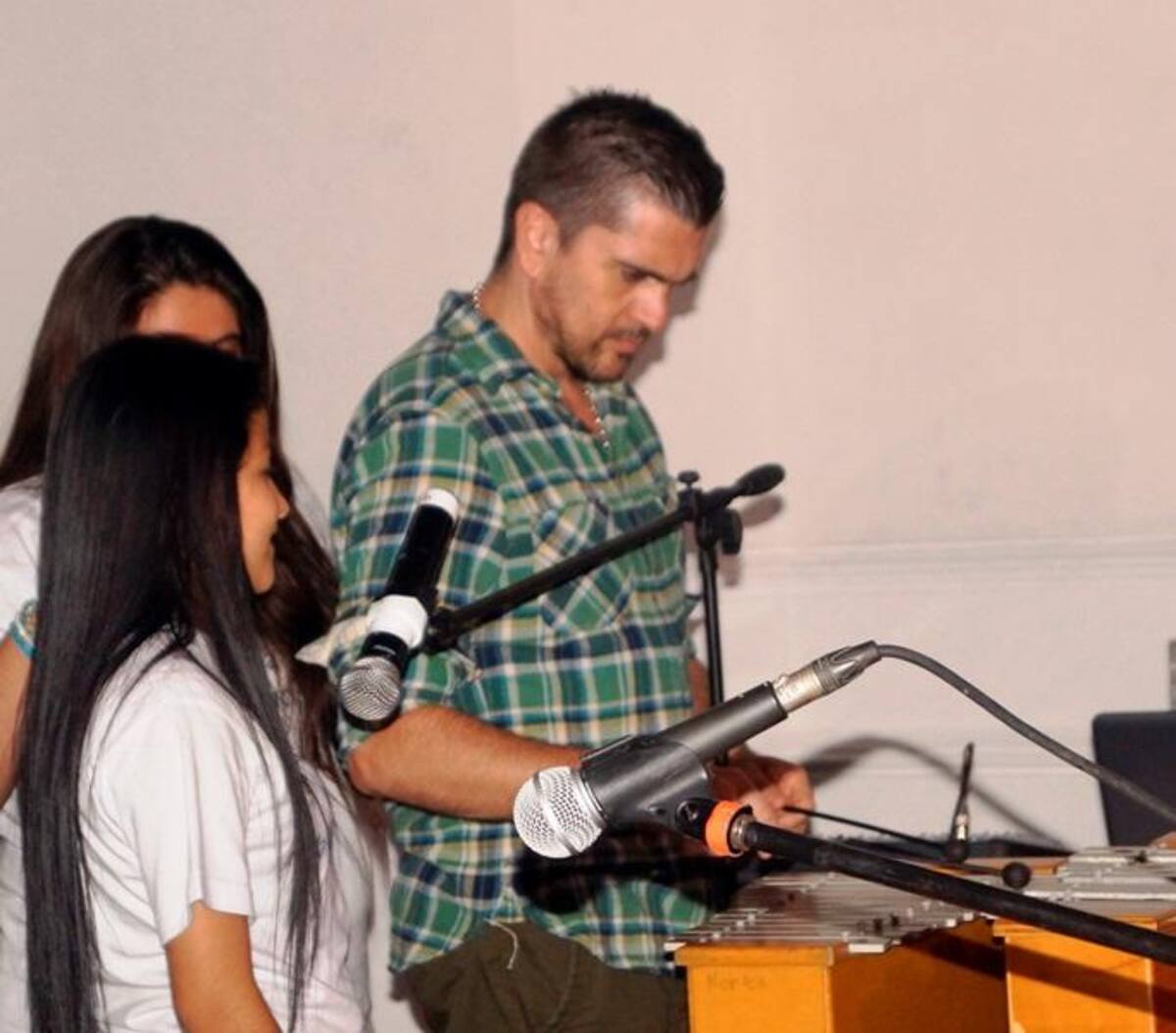 Juanes también se le midió a tocar la marimba, bajo la asesoría de los niños de Batuta y Mochila Cantora.