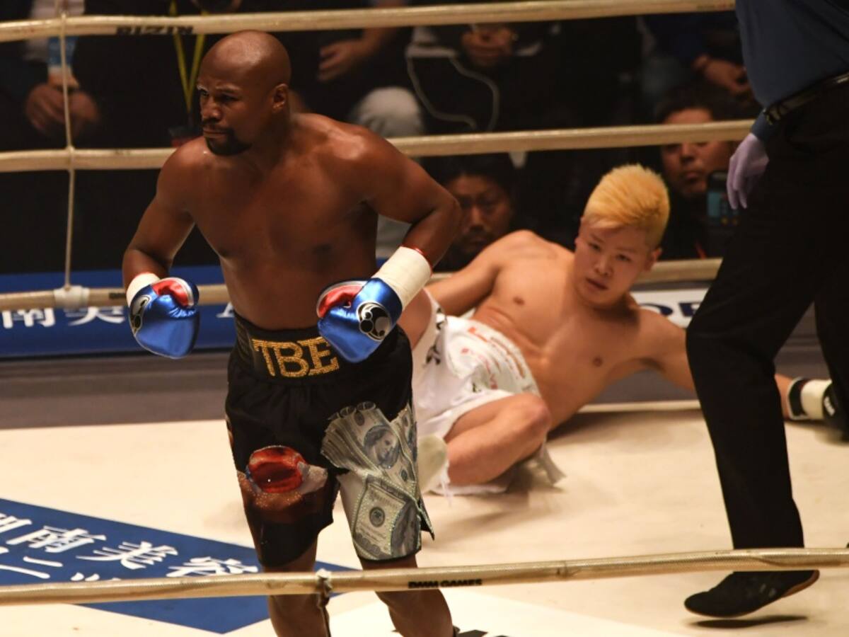 Mayweather llegó 3 horas tarde, se burló de su rival y lo venció por KO