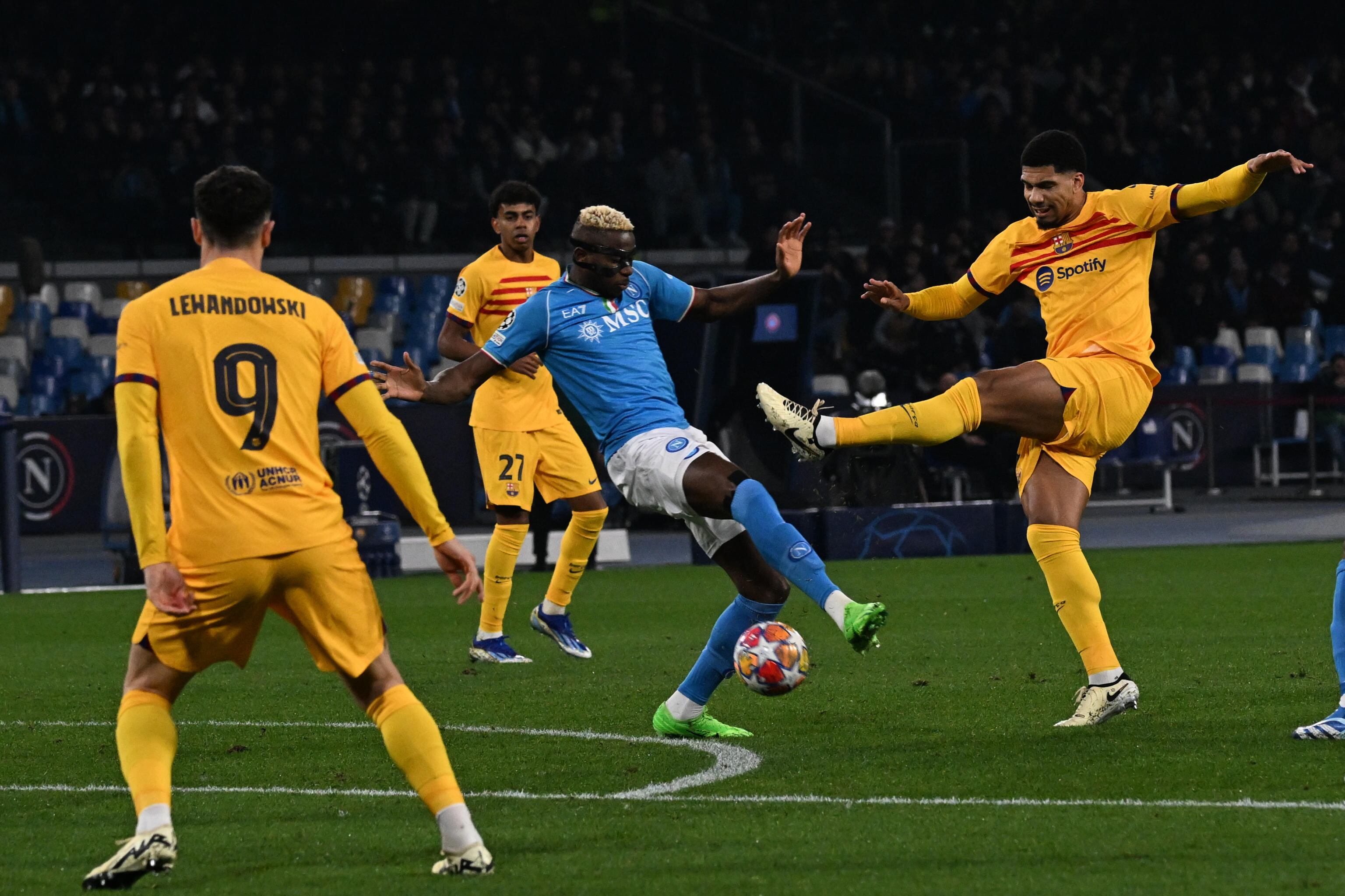 Naples (Italy), 21/02/2024.- Napoli'Äôs forward Victor Osimhen (C) in action during the UEFA Champions League Round of 16, 1st leg soccer match SSC Napoli vs FC Barcelona at Diego Armando Maradona stadium in Naples, Italy, 21 February 2024. (Liga de Campeones, Italia, Nápoles) EFE/EPA/CIRO FUSCO