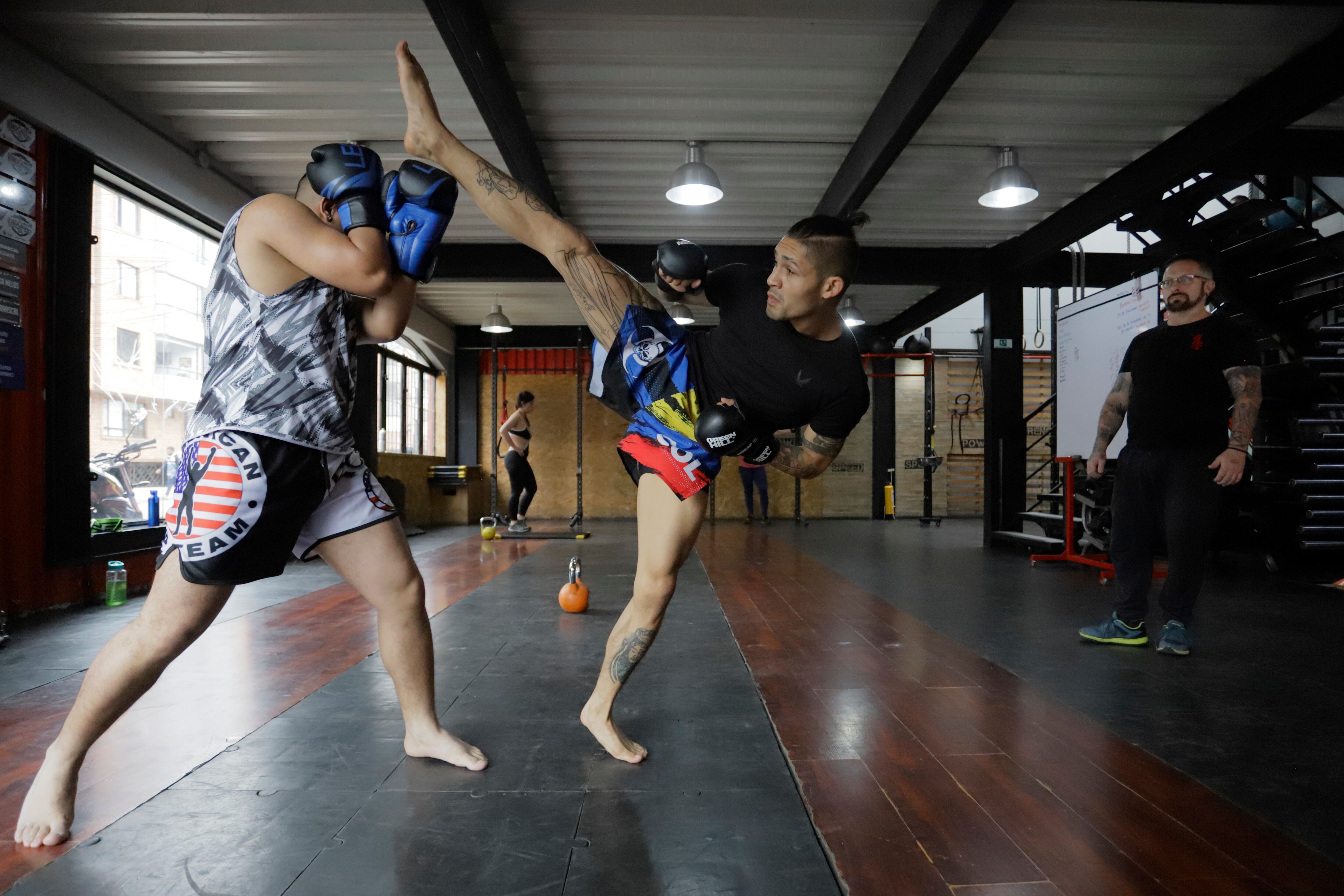 AMDEP4259. BOGOTÁ (COLOMBIA), 26/12/2023.- Alejandro Gordillo (c) participa en un entrenamiento, el 22 de diciembre de 2023, en Bogotá (Colombia). Para abrirse camino en el mundillo de las artes marciales mixtas hay que noquear primero a las dificultades y después a los rivales, dijo a EFE Alejandro Gordillo, la primera promesa de una nueva generación de luchadores colombianos que flirtea con el éxito en este deporte de contacto. EFE/ Carlos Durán Araújo
