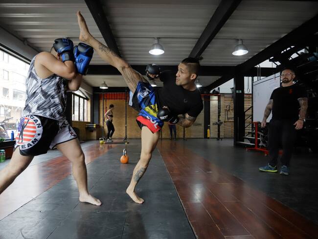 AMDEP4259. BOGOTÁ (COLOMBIA), 26/12/2023.- Alejandro Gordillo (c) participa en un entrenamiento, el 22 de diciembre de 2023, en Bogotá (Colombia). Para abrirse camino en el mundillo de las artes marciales mixtas hay que noquear primero a las dificultades y después a los rivales, dijo a EFE Alejandro Gordillo, la primera promesa de una nueva generación de luchadores colombianos que flirtea con el éxito en este deporte de contacto. EFE/ Carlos Durán Araújo