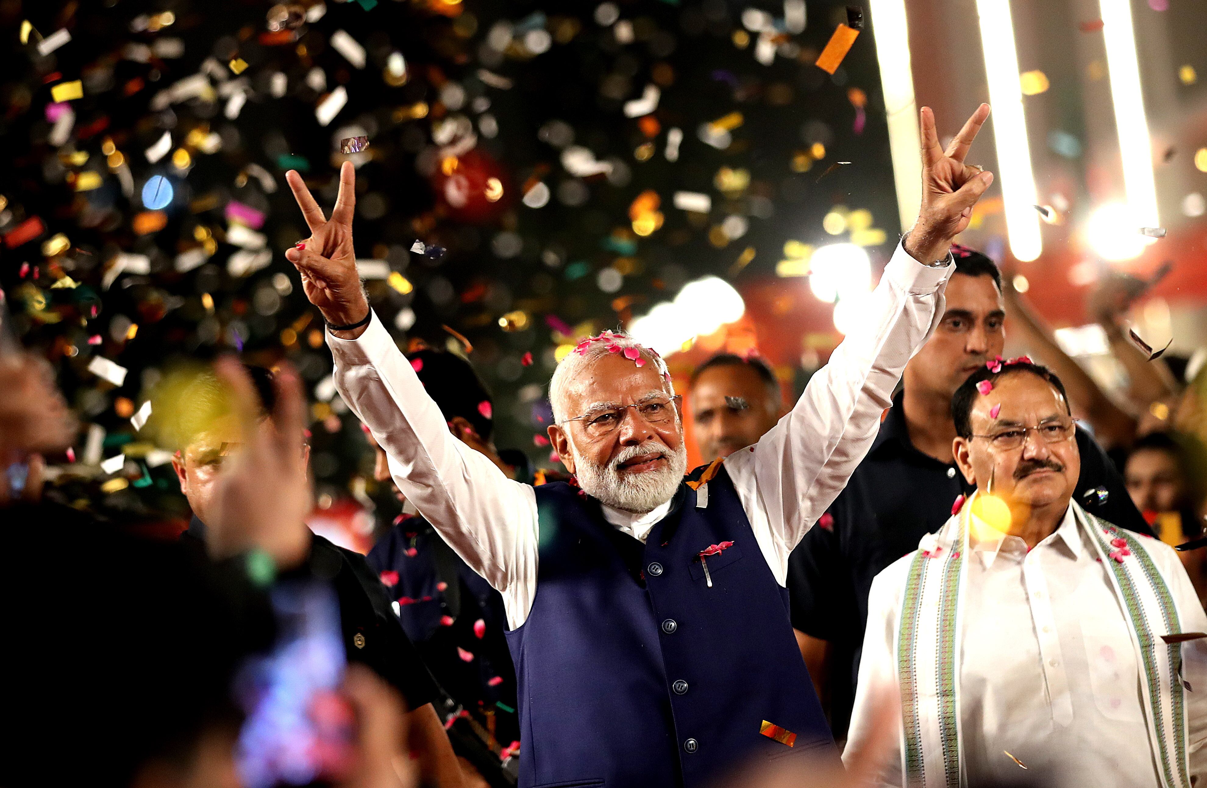 El primer ministro de India, Narendra Modi, celebrando su triunfo con el que accede a un tercer periodo de mandato.

EFE/EPA/HARISH TYAGI