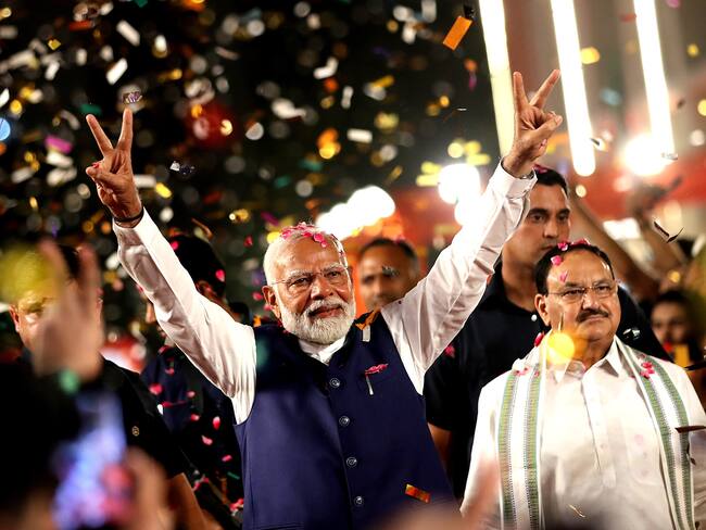 El primer ministro de India, Narendra Modi, celebrando su triunfo con el que accede a un tercer periodo de mandato.

EFE/EPA/HARISH TYAGI
