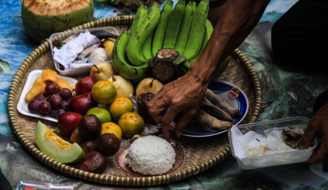 Por un lado el hambre y por el otro el desperdicio. La invitación es a no botar los alimentos.