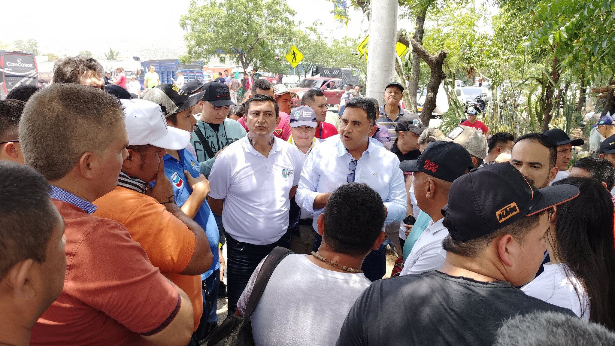 Secretario de seguridad ciudadana del departamento de Norte de Santander George Quintero y alcaldes lideran mediación con camioneros / Foto Caracol Radio