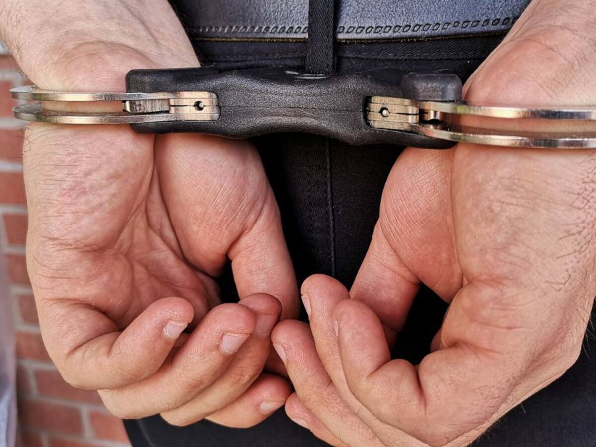 Detienen policía que estaba robando un supermercado