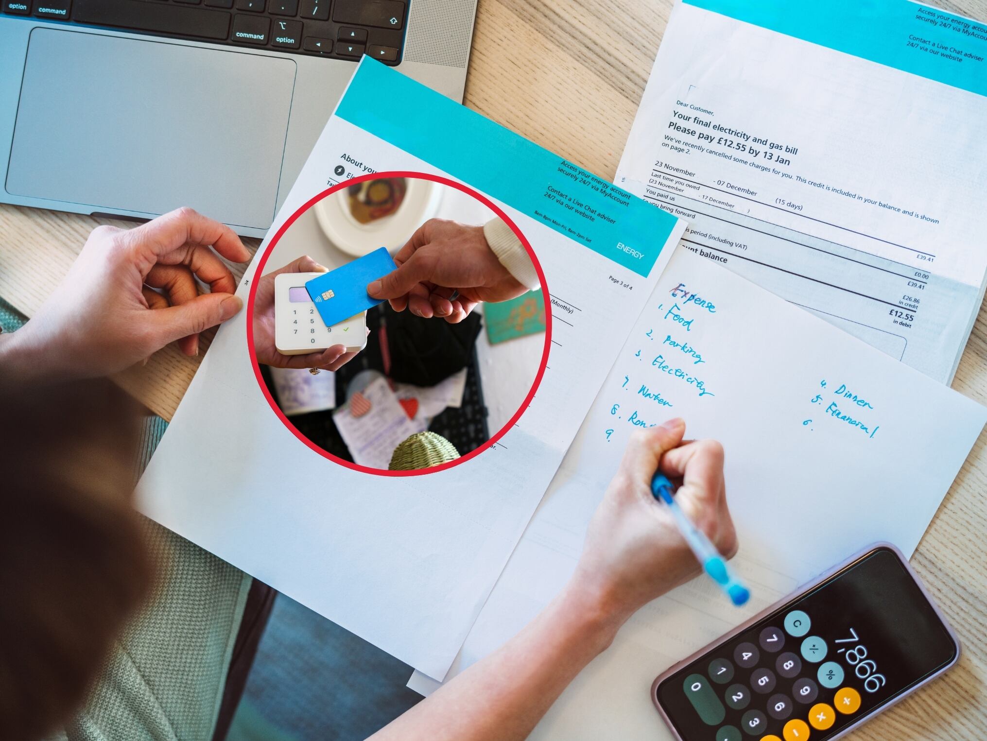 Imágenes de referencia de una persona haciendo cálculos para firmar la aprobación de un crédito y otra de una persona usando una tarjeta para realizar un pago (Crédito: Getty Images)