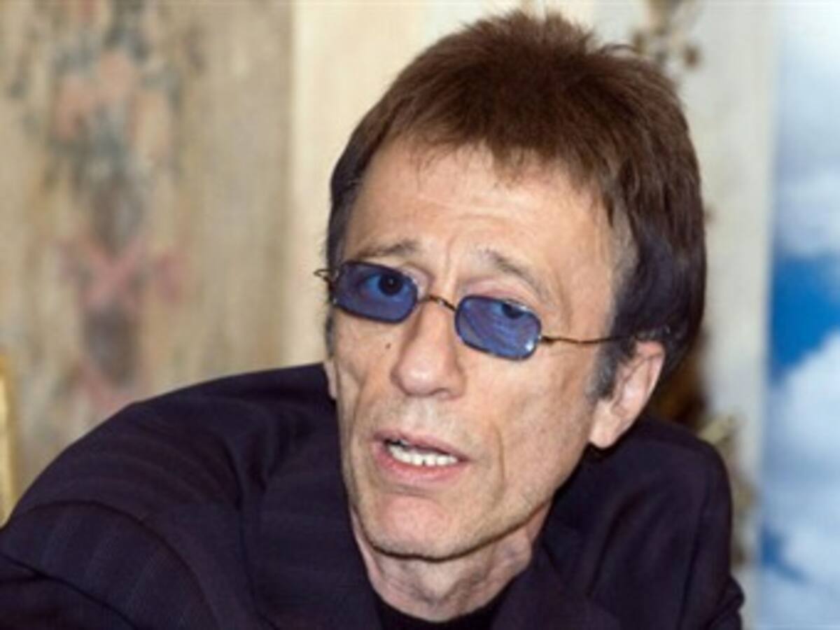 Centenares de fans de los Bee Gees despiden en Thame a Robin Gibb en funeral
