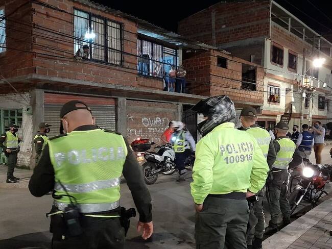 Dos policías resultan heridos en asonada al oriente de Cali