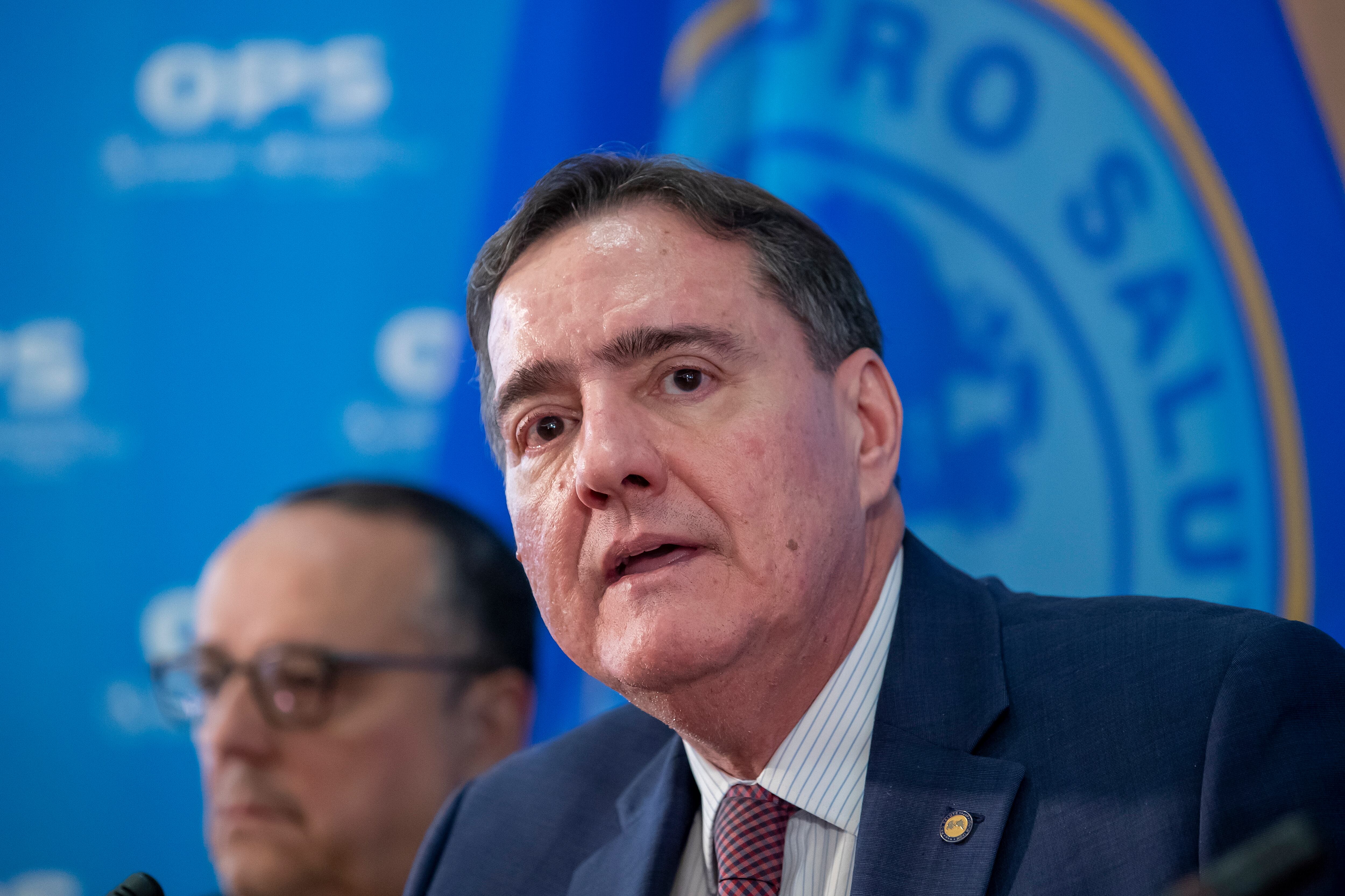 ELX06. WASHINGTON (ESTADOS UNIDOS), 28/09/2022.- Fotografía de archivo fechada el 6 de marzo de 2020 muestra a Jarbas Barbosa de la Organización Panamericana de la Salud (OPS) durante una rueda de prensa sobre la respuesta del grupo en América Latina al brote de coronavirus COVID-19, en su sede en Washington, DC (EE.UU.). El epidemiólogo brasileño Jarbas Barbosa fue elegido este miércoles nuevo director de la Organización Panamericana de la Salud (OPS). El hasta ahora subdirector del organismo consiguió hacerse con 21 de los 37 votos emitidos en la cuarta vuelta de un proceso celebrado durante la trigésima Conferencia Sanitaria Panamericana, que tiene lugar estos días en Washington, donde está la sede de la OPS. EFE/ Erik S. Lesser ARCHIVO