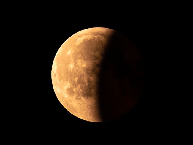Eclipse parcial de Luna - vista desde Varsovia, Polonia, Europa. Imagen Getty Images.