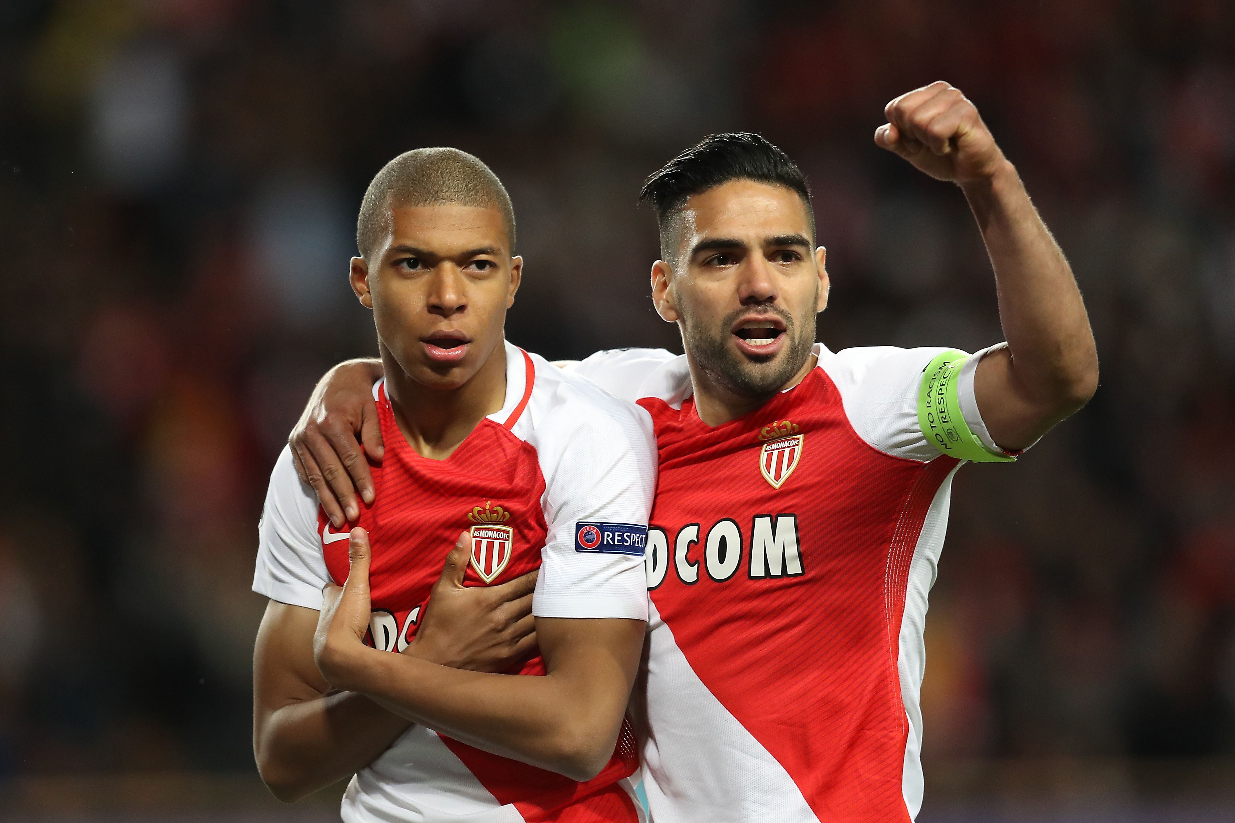 Kylian Mbappé y Falcao García durante su tiempo en el Mónaco. (Photo credit should read VALERY HACHE/AFP via Getty Images)