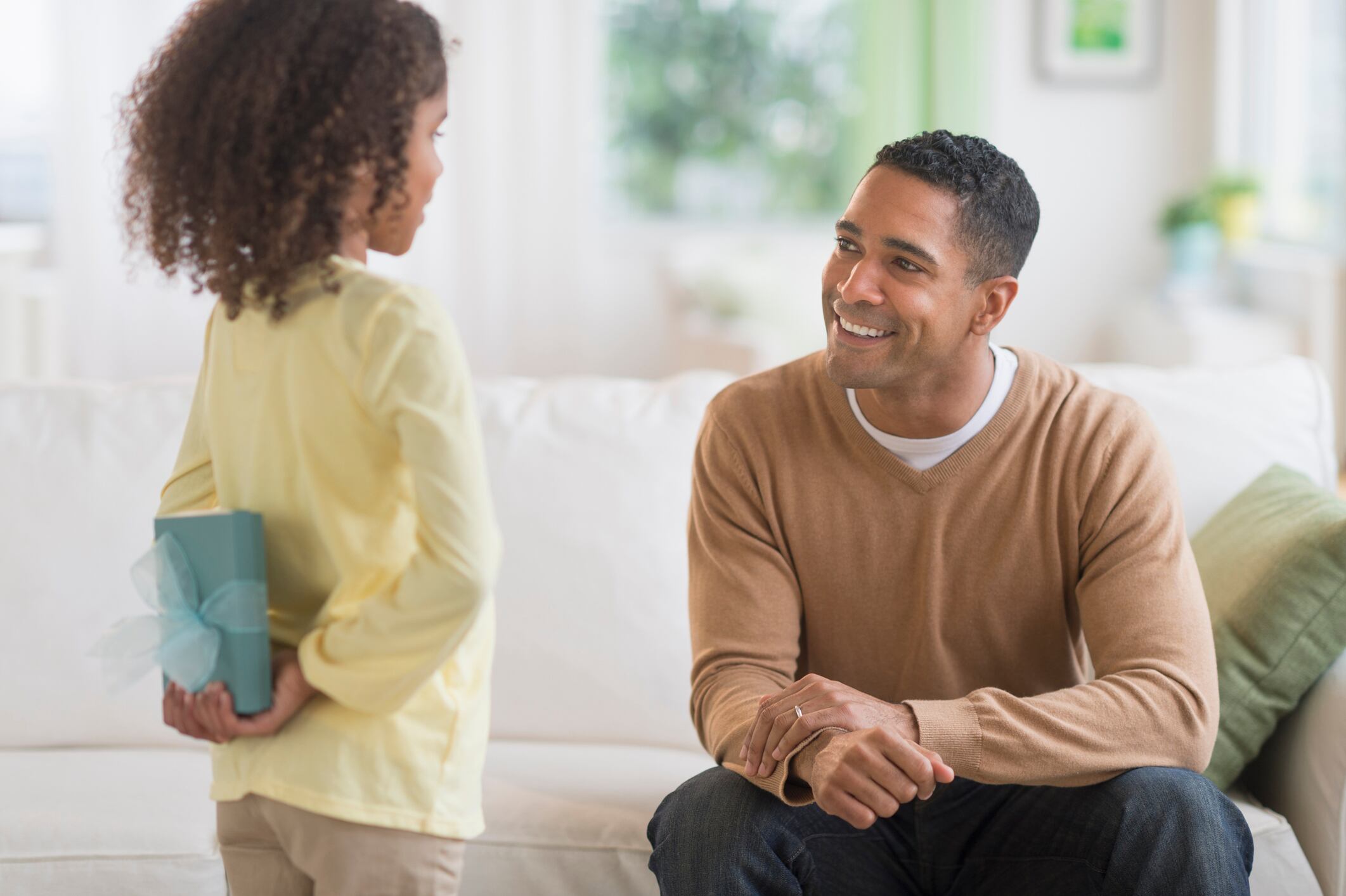 Niño a punto de entregar un regalo a su padre (Foto vía Getty Images)