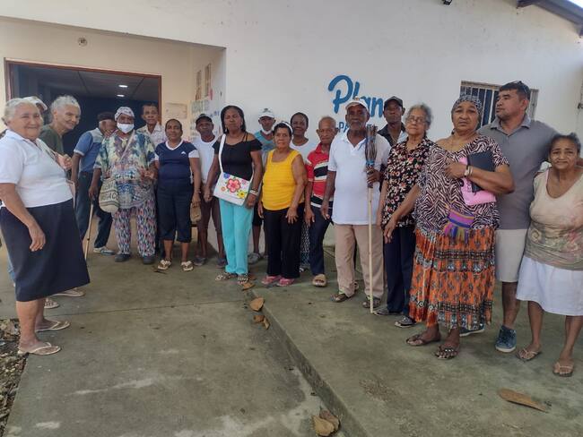 Adultos mayores de un centro de vida en El Pozón no tienen ni dónde sentarse