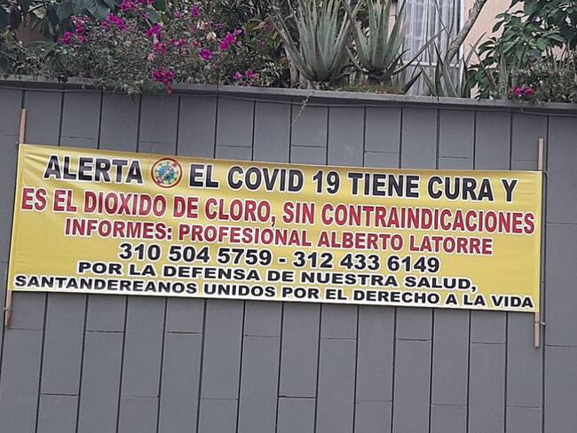 En letrero promocionan dióxido de cloro para el COVID