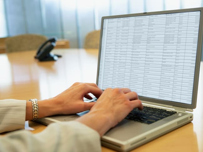 Mujer usa hoja de cálculo en Excel para descartar citas / Foto: GettyImages